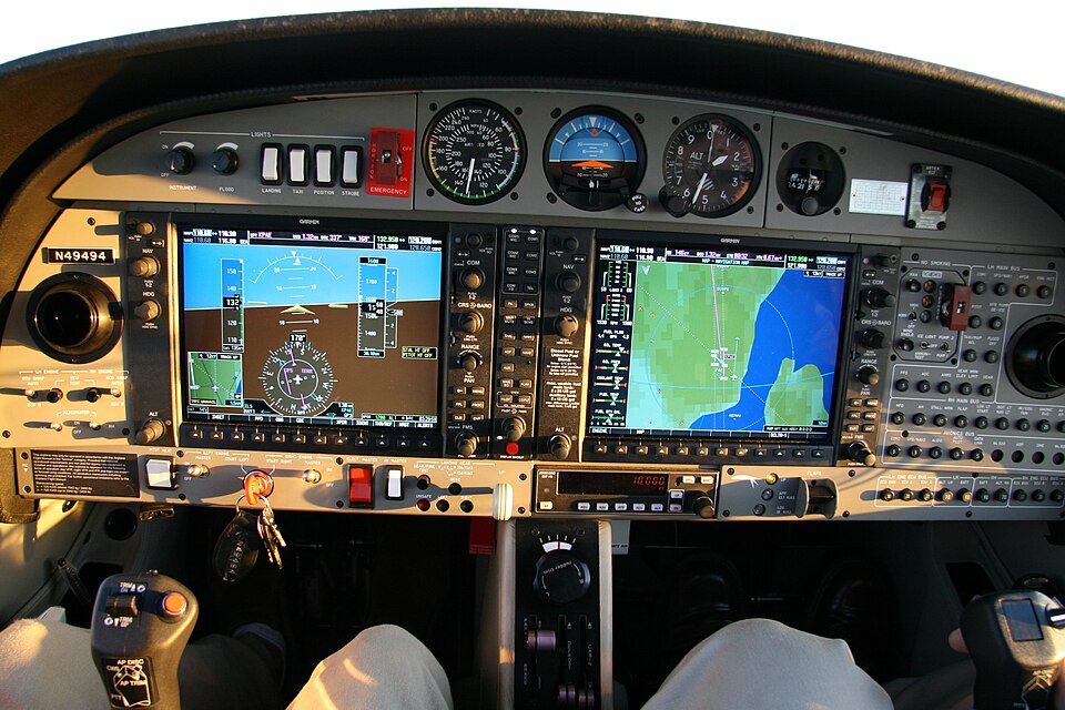 File:Garmin G1000 Diamond DA-42.jpg