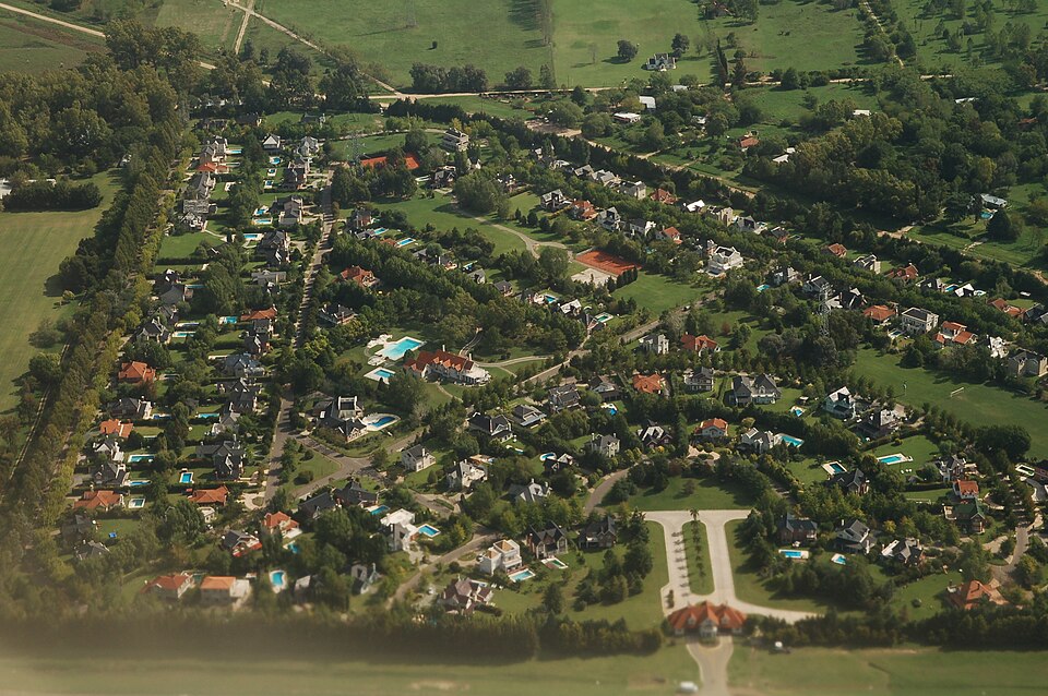 File:Gated community near Ezeiza.jpg