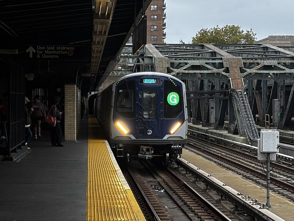 File:R211 G at 4 Av.jpg