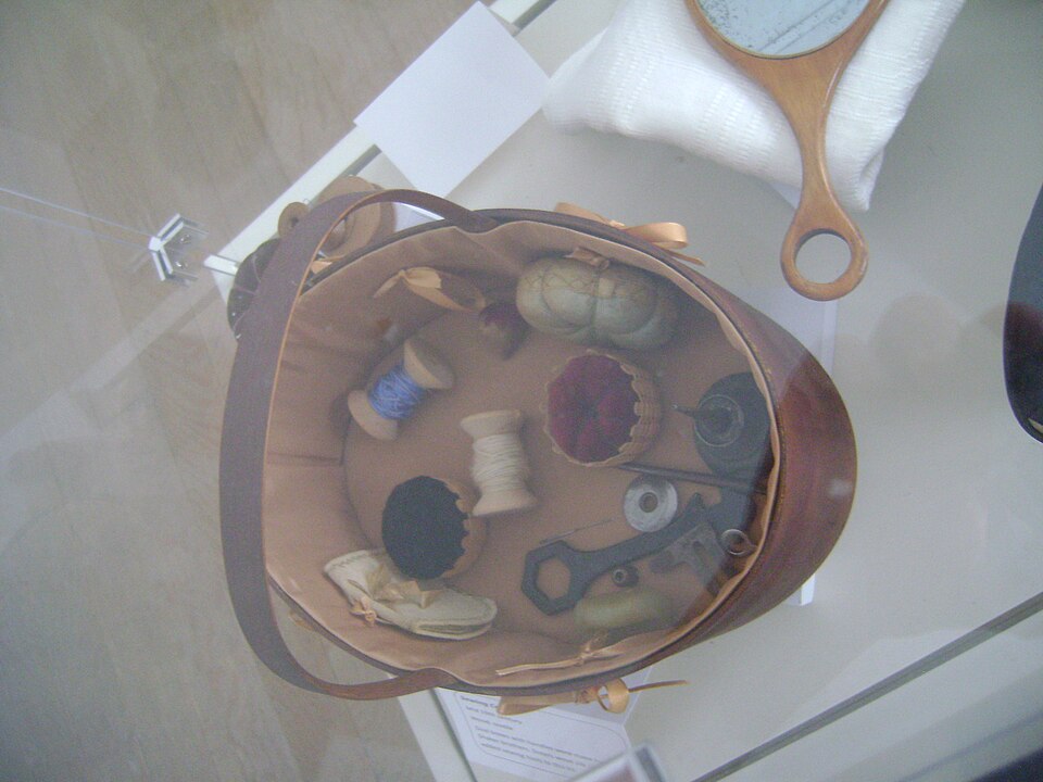 File:Shaker box with thread spools.jpg