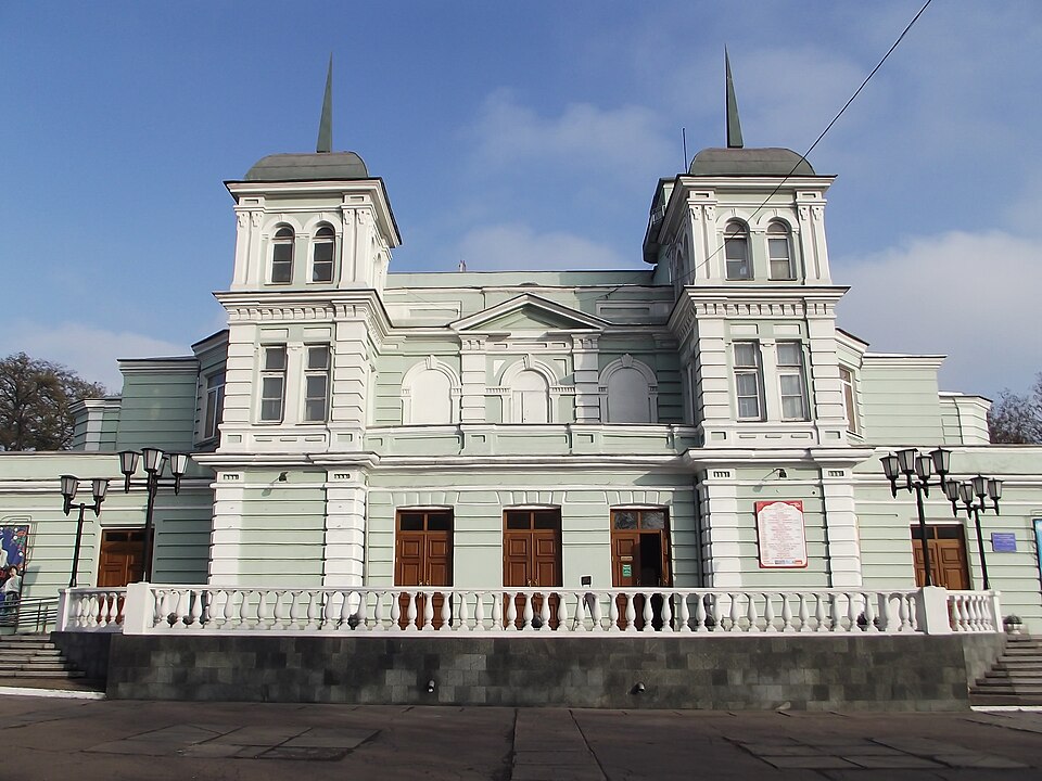 File:Дніпродзержинськ. Міський театр ім. Лесі Українки.jpg