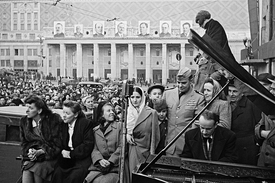 File:Праздничное выступление пианиста Московской филармонии Ю. Брюшкова на площади Маяковского.jpg