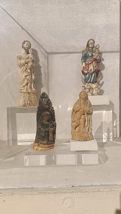File:Carved Ivory Objects from Goa.jpg