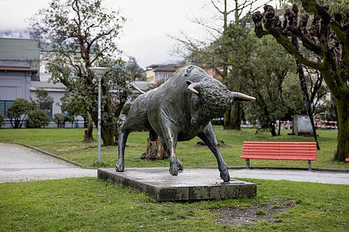In 1975, on the occasion of the 50th peace conference between Germany, France, Belgium, England, Italy, Poland and Czechoslovakia, the artist Remo Rossi donated the Toro (Bull) sculpture to the city of Locarno.