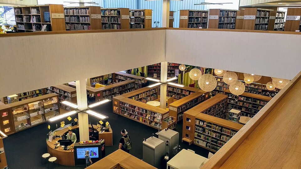 File:Turun kaupunginkirjasto sisältä 2018.jpg