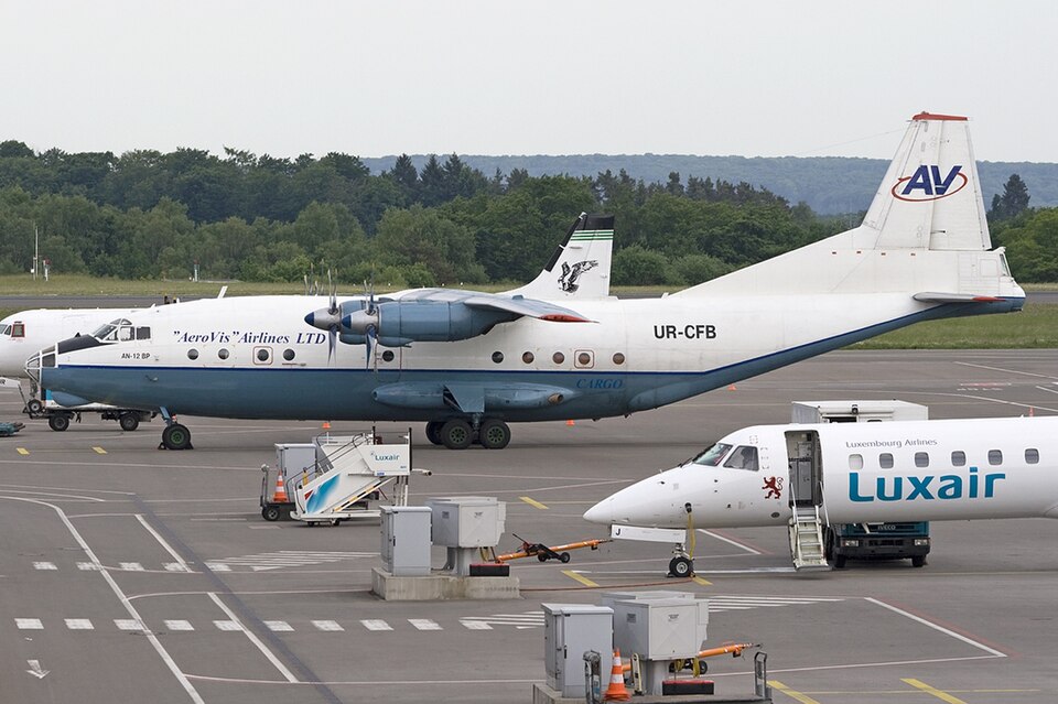 File:Antonov An-12BP, Aerovis Airlines JP6260960.jpg