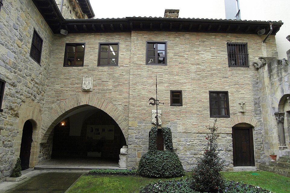 File:Comptos ganbera patioa Iruñea 2011.JPG
