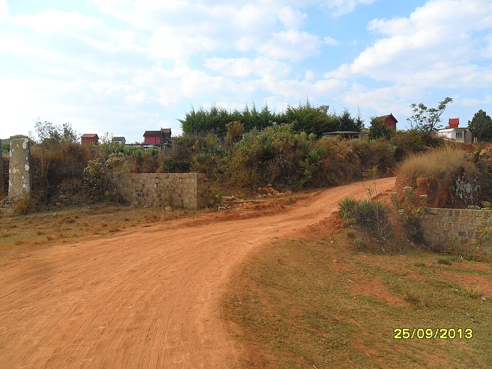 File:Portail Sud du village d'Ambohimalaza.JPG