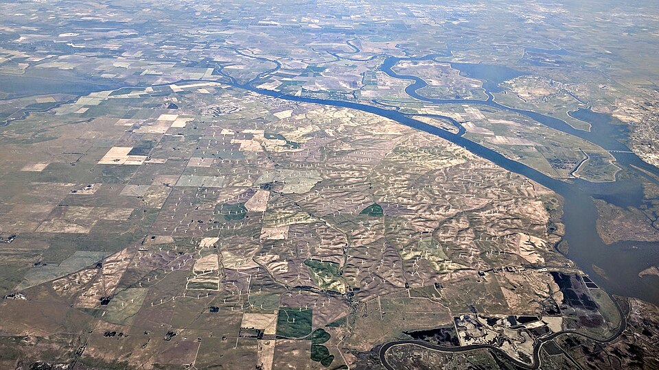 File:Shiloh Wind Power Plant aerial.jpg