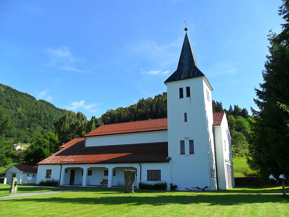 File:Fusa kirke, Bjørnafjorden kommune, Vestland.jpg