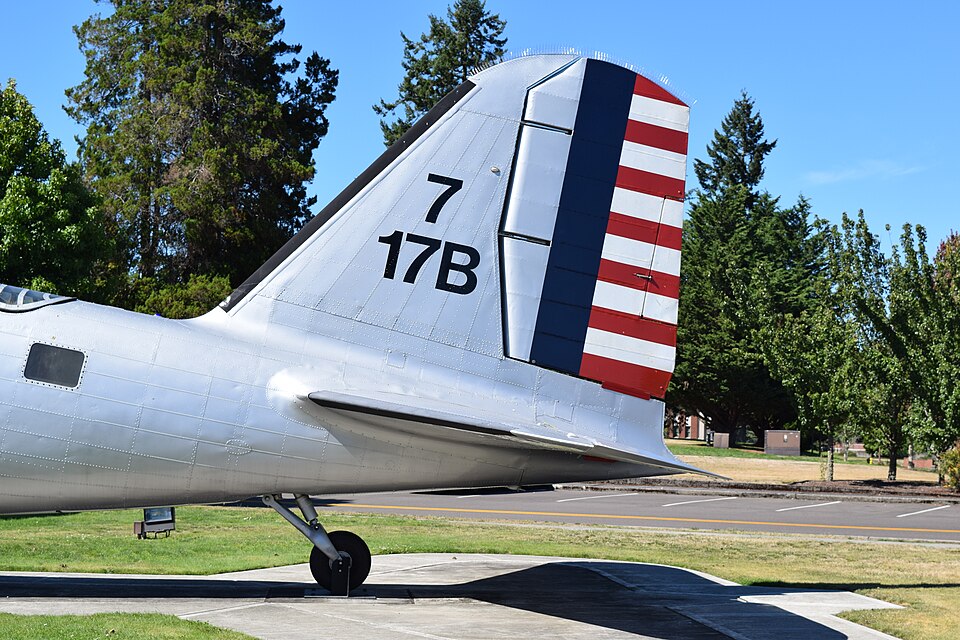 File:B-18 Bolo tail 37-505.jpg