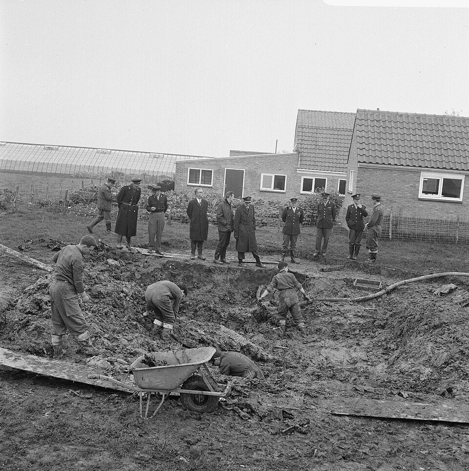 File:Opgravingen, vliegtuigwrakken, bommenwerpers, Bestanddeelnr 919-6813.jpg