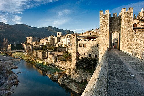 Besalú, by Mikipons