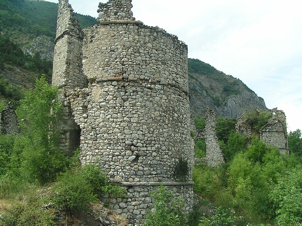 File:Ruines du château de Lesdiguières2.JPG