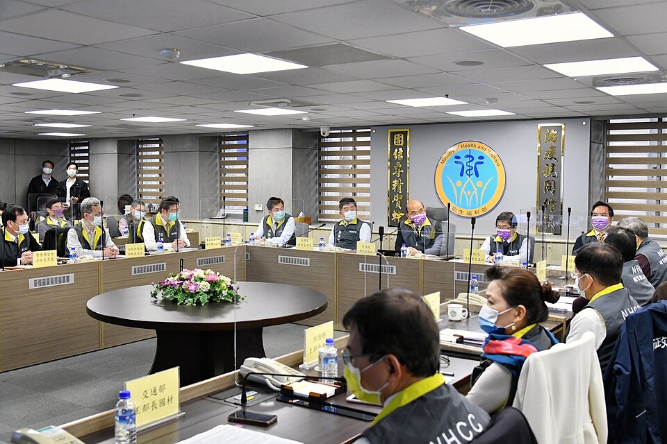 File:01.06 行政院長蘇貞昌視察嚴重特殊傳染性肺炎中央流行疫情指揮中心 03.jpg