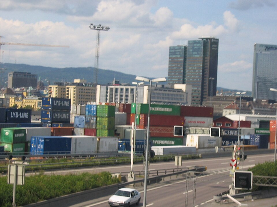 File:Bjørvika Harbour and Bispegata 2004.JPG