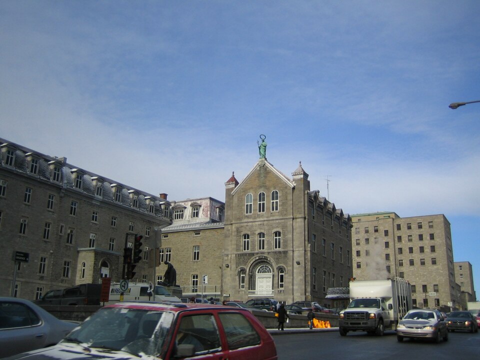 File:Hotel-Dieu de Montreal 16-MARCH-2006.JPG