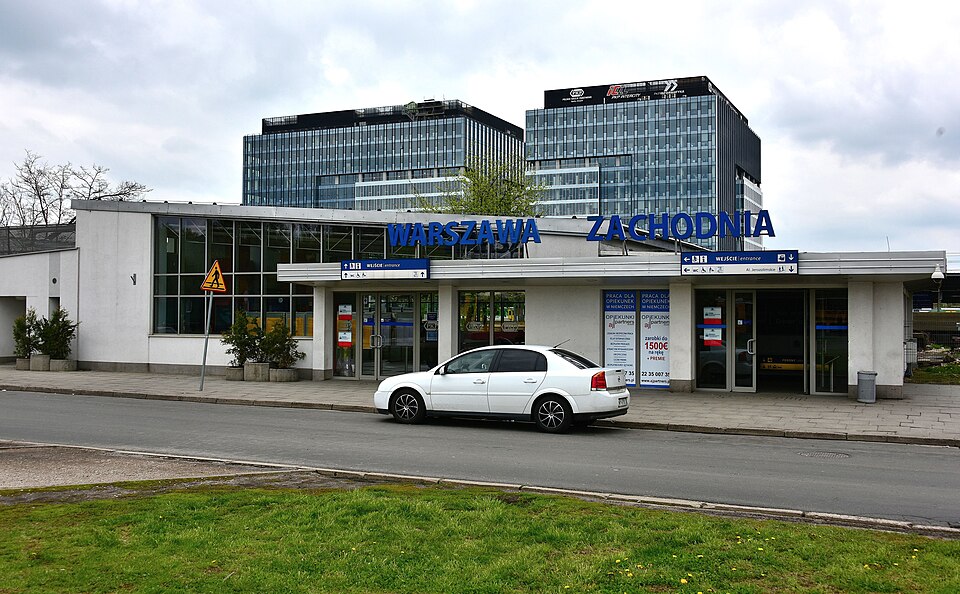 File:Warszawa Zachodnia od strony ul. Tunelowej.jpg