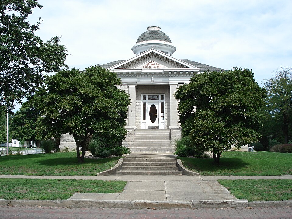 File:Arcola Public Library Wide View.JPG
