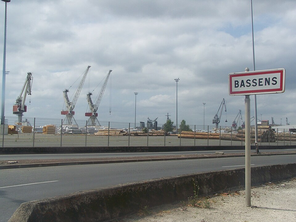 File:Bassens 1 (docks sur la Garonne).JPG