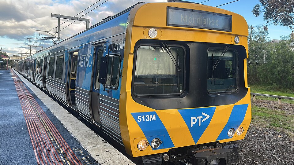 File:Comeng Train at Williamstown Station.jpg