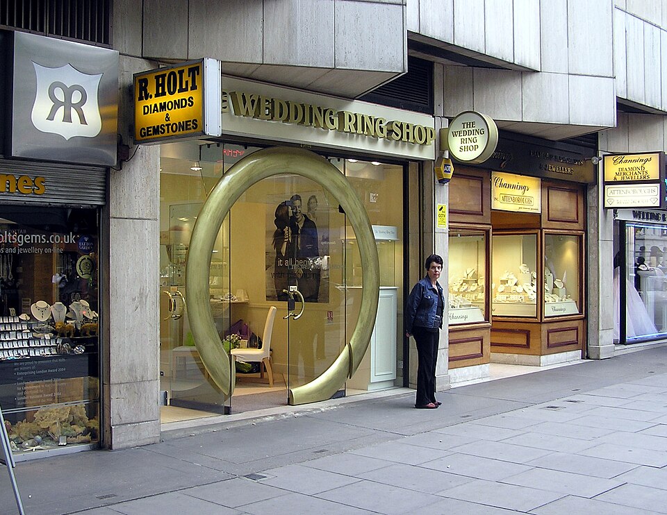 File:Hatton.garden.london.ringshop.arp.jpg