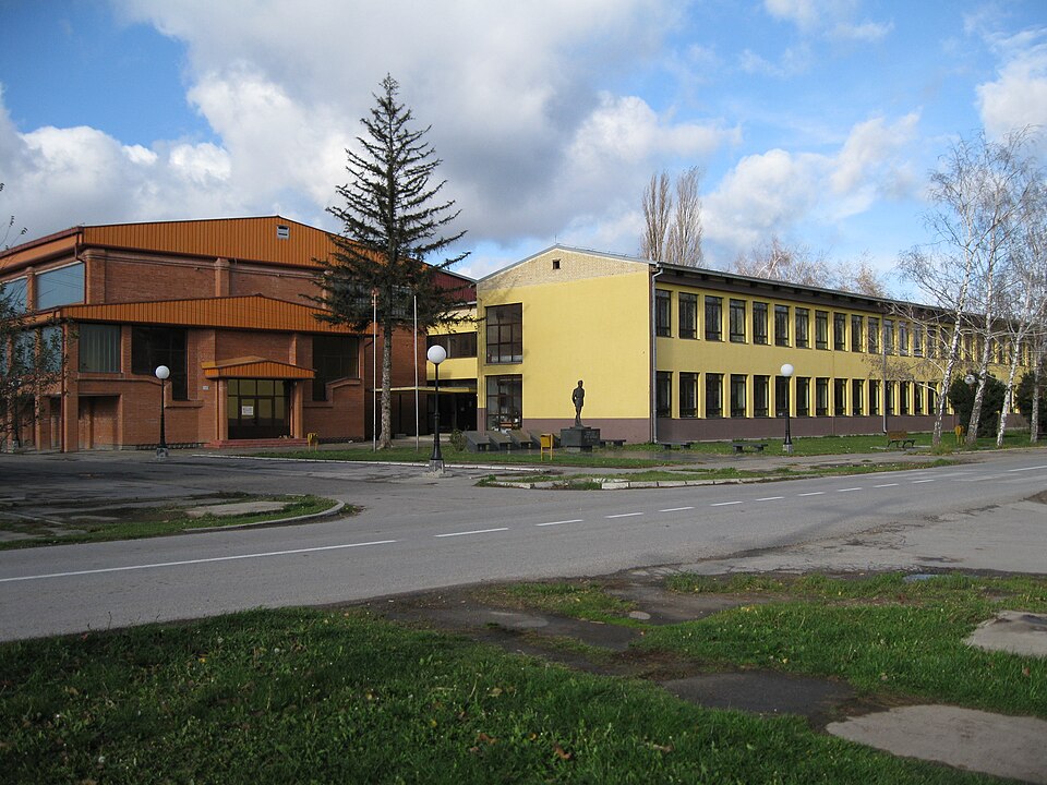 File:Turija elementary school.jpg