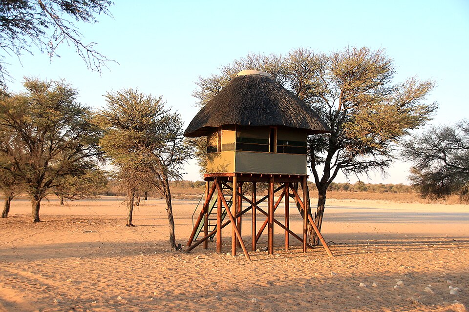 File:Hochsitz Outpost Namibia (2019).jpg