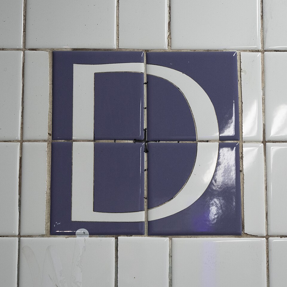 File:IND Sixth Delancey Street D Tile.jpg