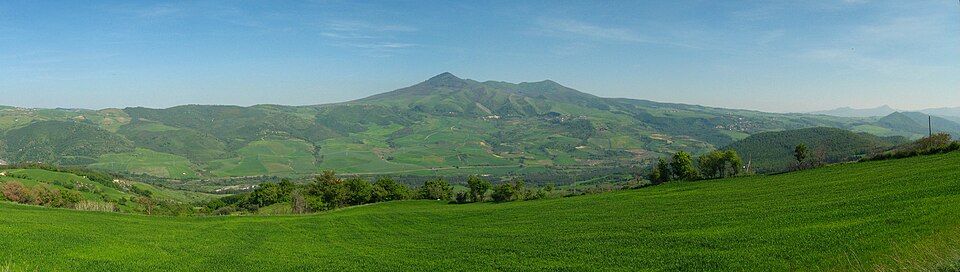 File:Monte Vulture visto da Monteverde.jpg