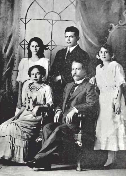 File:Pío Romero Bosque and his family.png
