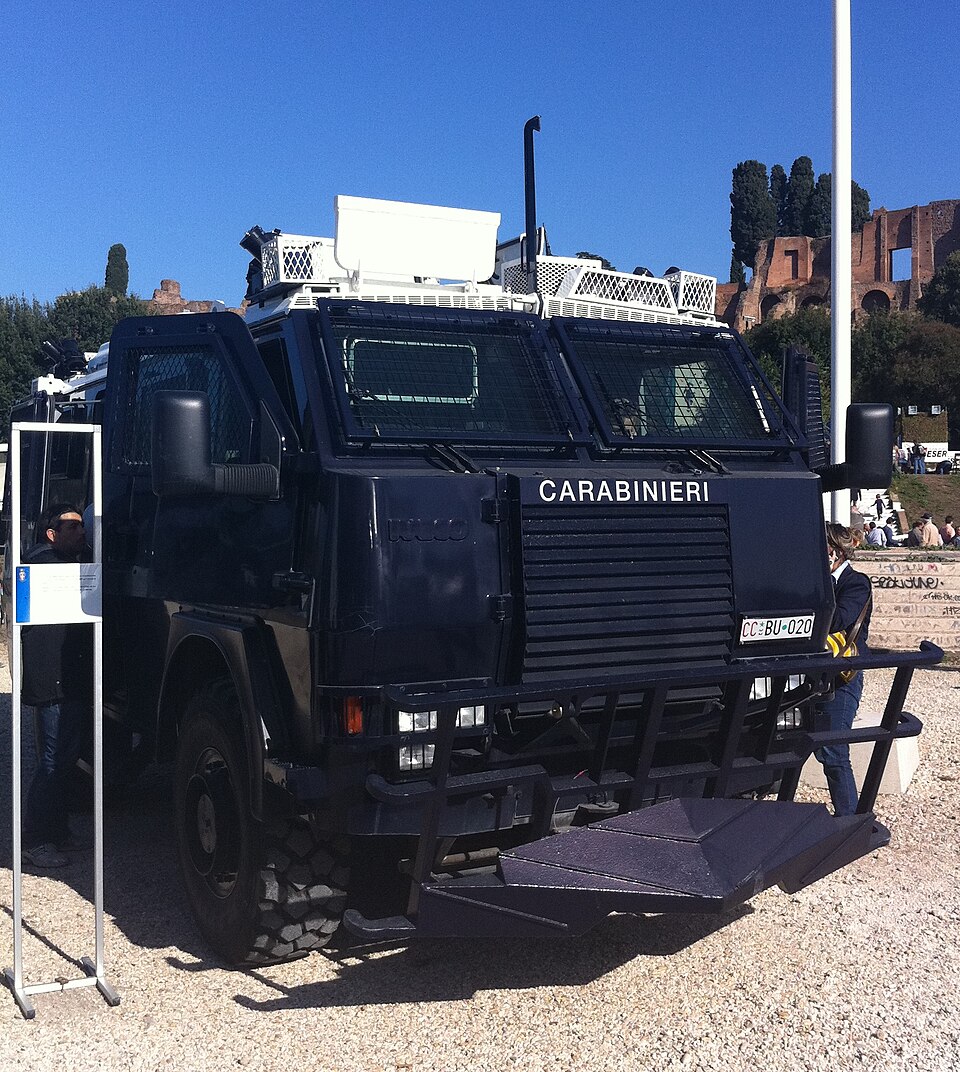 File:Carabinieri - Bae System RG-12.jpg