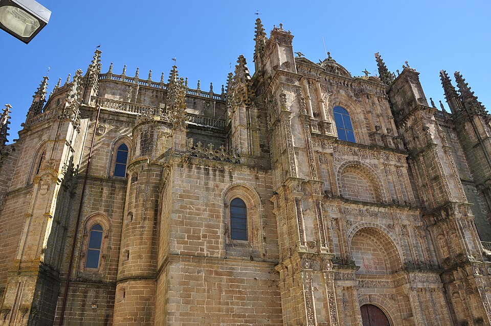 File:Catedral de Plasencia-3.JPG