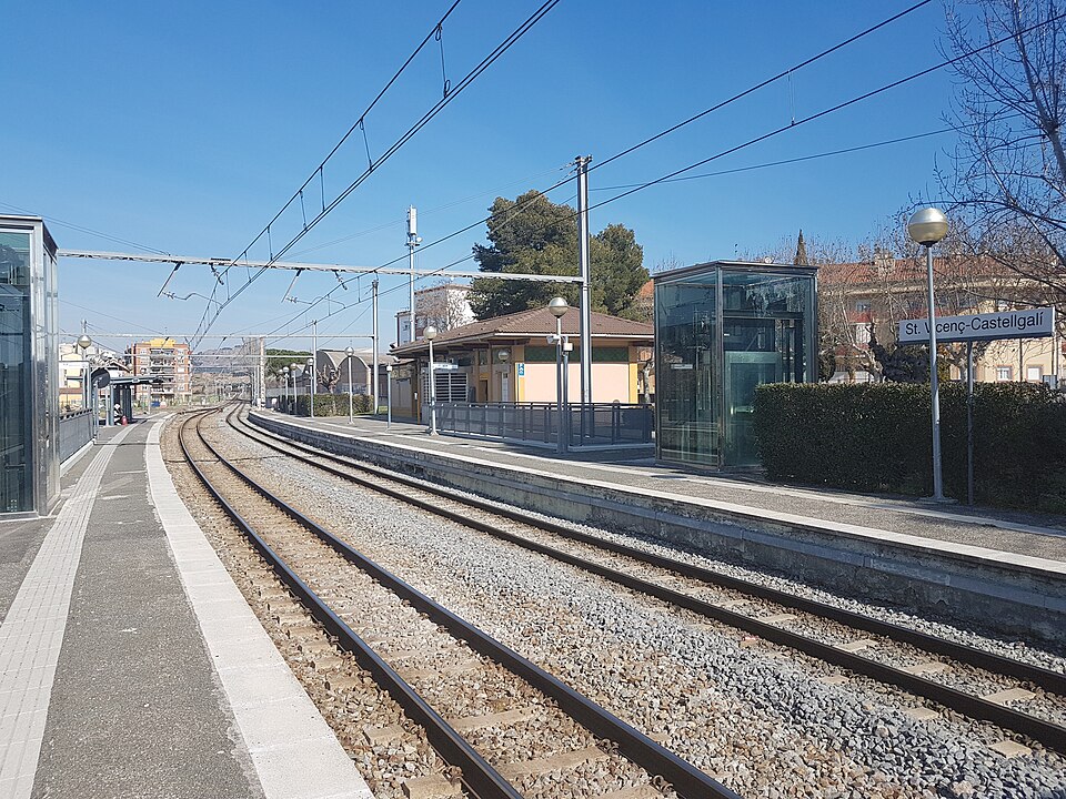 File:Estació Sant Vicenç - Castellgalí 2019.jpg