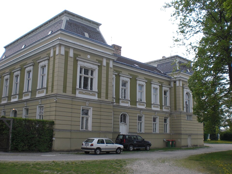 File:Versuchswirtschaft Bodenkultur Groß-Enzersdorf 20110424.jpg