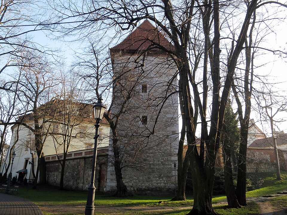 File:Wieliczka, zamek żupny, mur i baszta.jpg