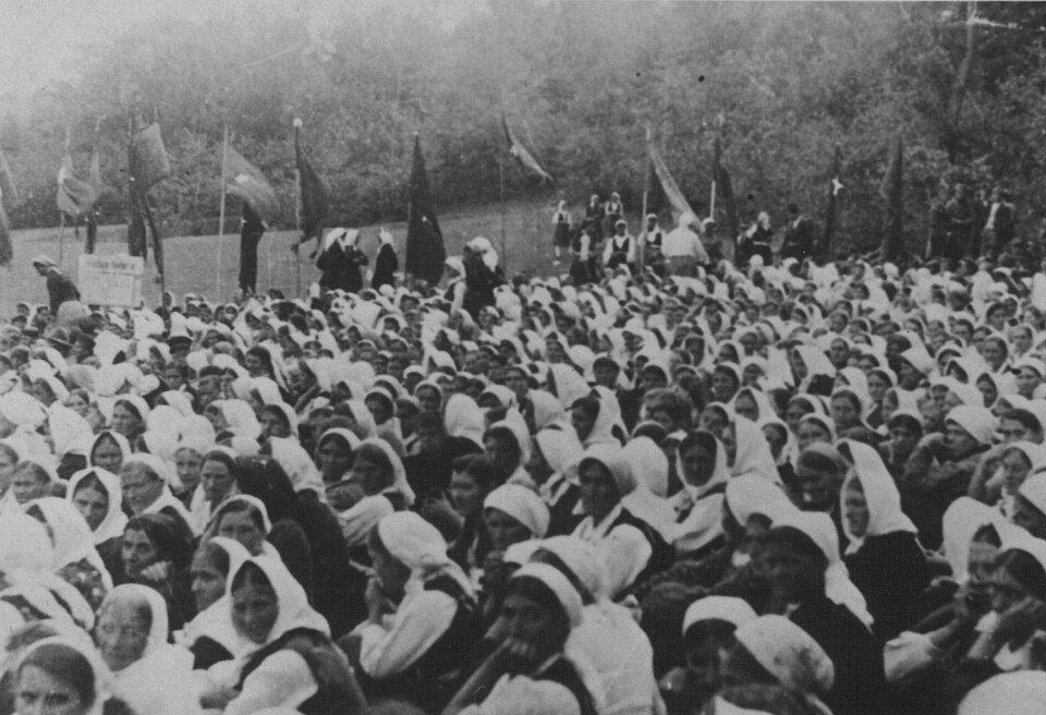 File:Zbor AFŽ-a u Drvaru, 1942.jpg
