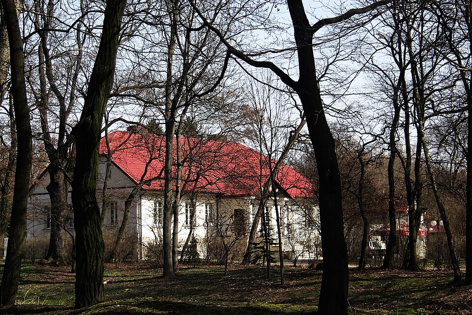 File:Dobrzelów, dwór.jpg