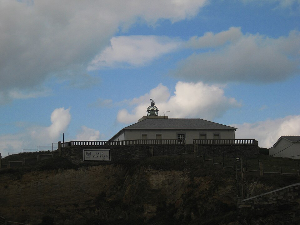 File:Faro de la Isla de Tapia.jpg
