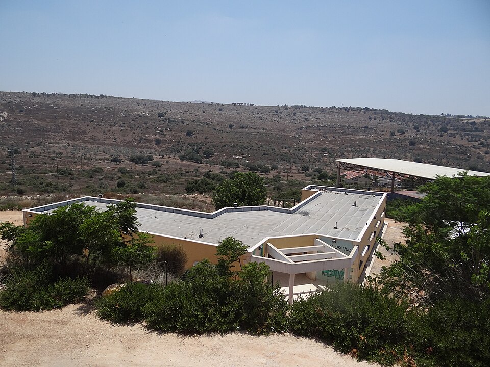 File:Hoshaya's Bnei Akiva building.JPG