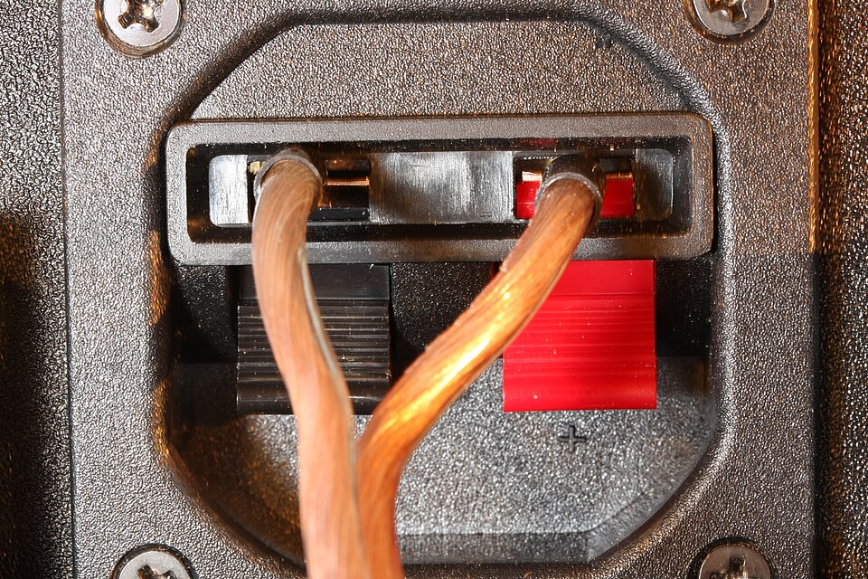 File:Lautsprecherkabel Anschlussterminal Vistaon Klemme Makro.jpg