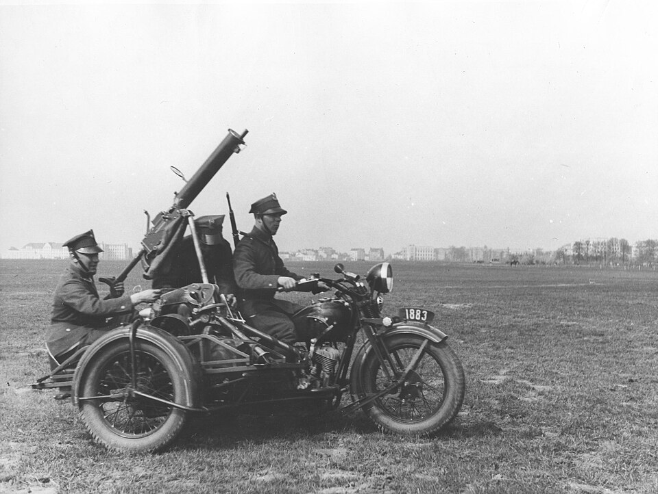 File:Sokół 1000 z CKM przeciwlotniczym.jpg