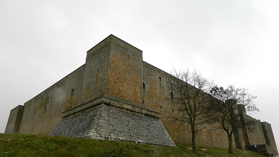 File:CastelloLagopesole.jpg