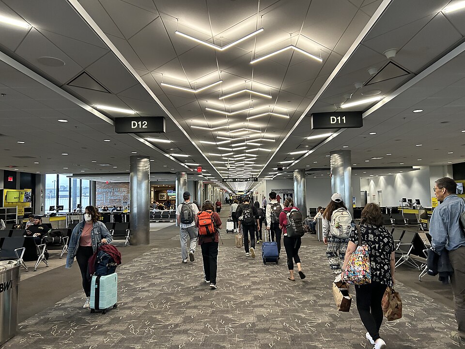 File:Concourse D at BWI.jpg