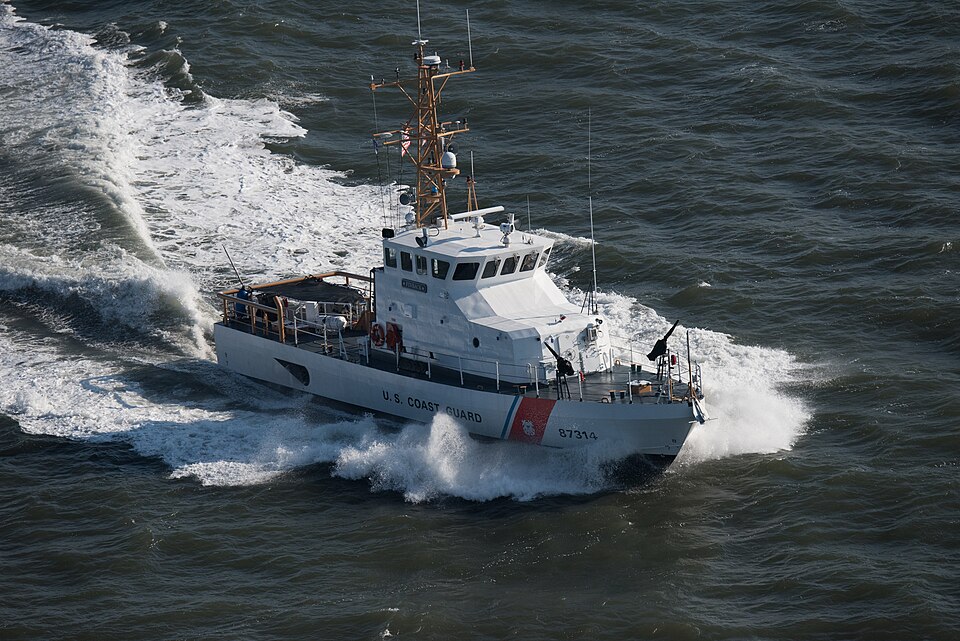 File:USCGC Finback (WPB-87314), at speed.jpg