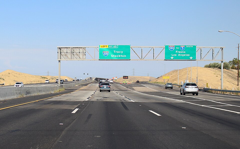 File:Western End of Interstate 205.jpg