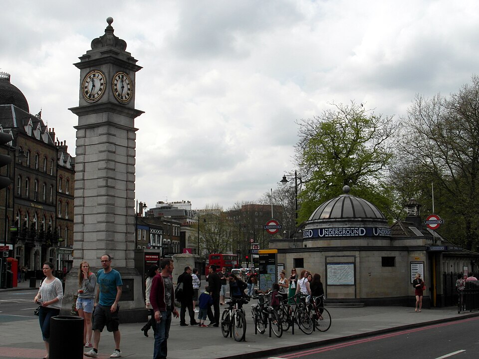 File:Clapham Common Station (8714314415).jpg