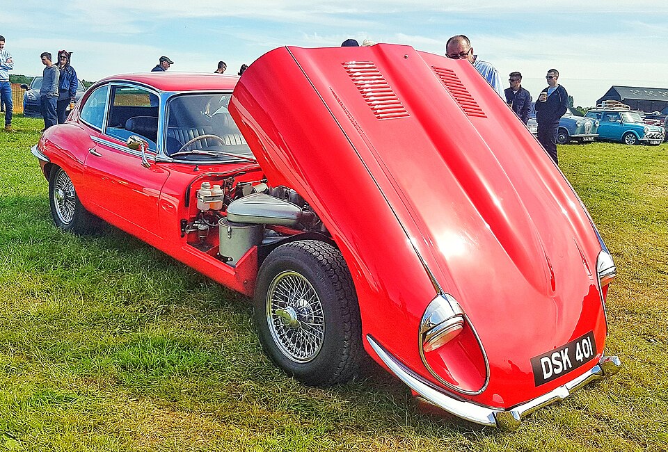 File:Jaguar E-Type (cropped).jpg