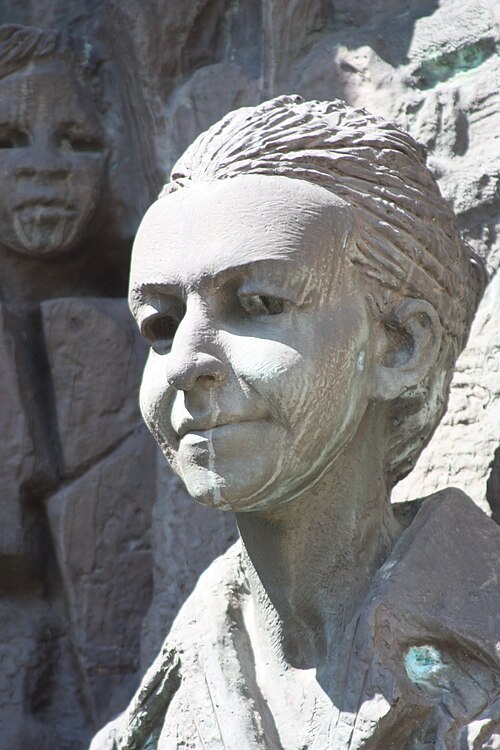 File:Kambanite Sofia, Ljudmila Schiwkowa 20090405 034.JPG