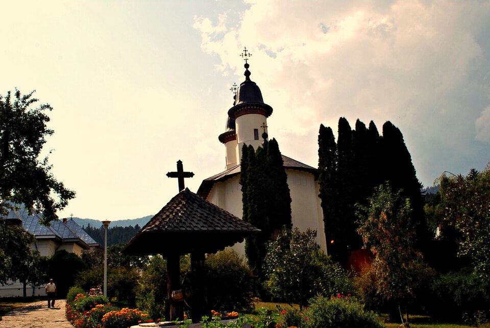 File:Mănăstirea Văratic 3.jpg
